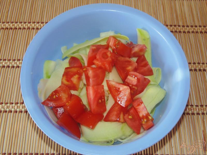 Фото приготовление рецепта: Салат из сырого кабачка и помидора шаг №2