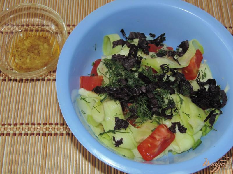 Фото приготовление рецепта: Салат из сырого кабачка и помидора шаг №4