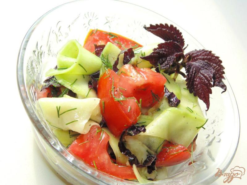 Фото приготовление рецепта: Салат из сырого кабачка и помидора шаг №5