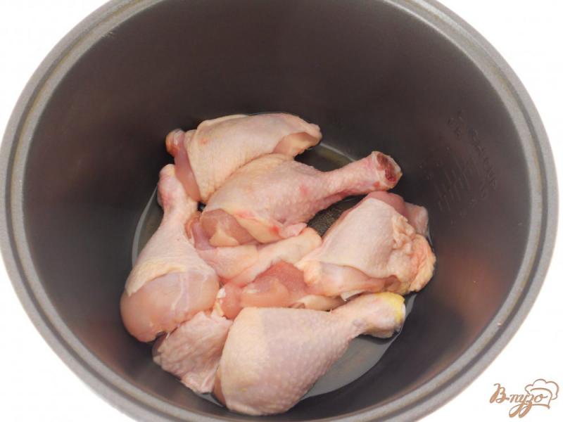 Фото приготовление рецепта: Курица с грибами в сметанно-луковом соусе в мультиварке шаг №2
