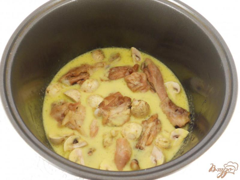 Фото приготовление рецепта: Курица с грибами в сметанно-луковом соусе в мультиварке шаг №8
