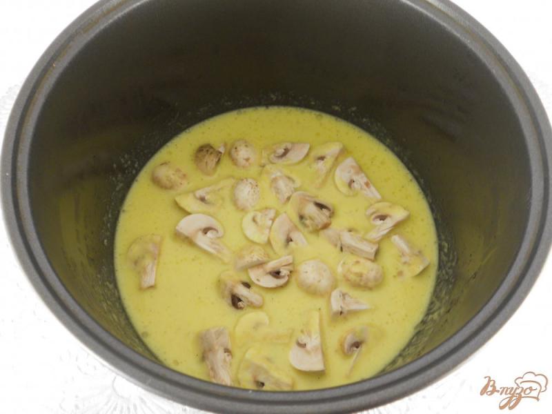 Фото приготовление рецепта: Курица с грибами в сметанно-луковом соусе в мультиварке шаг №7