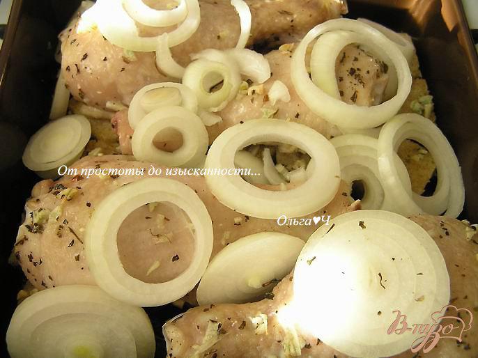 Фото приготовление рецепта: Куриные голени, запеченные с хлебом шаг №4