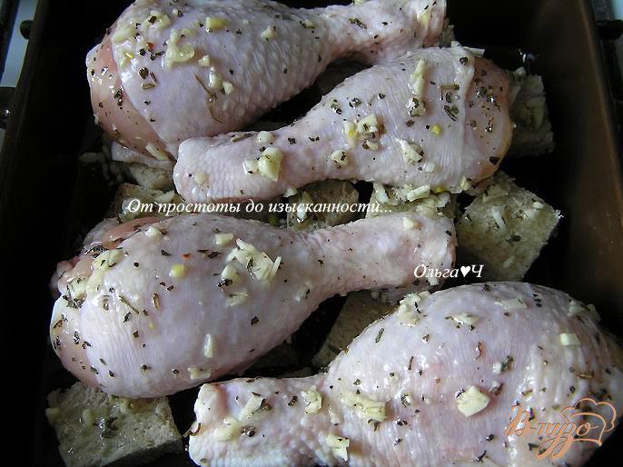 Фото приготовление рецепта: Куриные голени, запеченные с хлебом шаг №3
