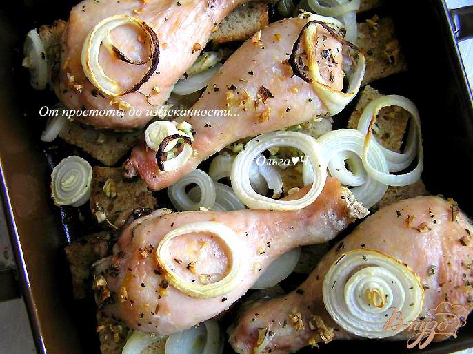 Фото приготовление рецепта: Куриные голени, запеченные с хлебом шаг №5