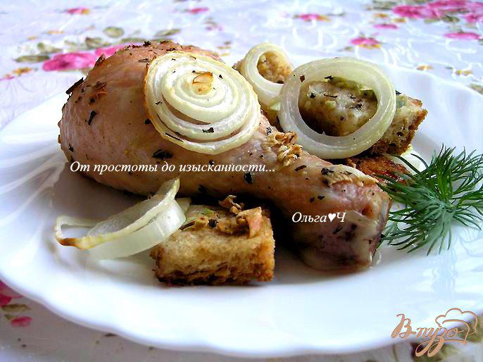 Фото приготовление рецепта: Куриные голени, запеченные с хлебом шаг №6