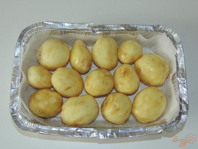 Фото приготовление рецепта: Молодой картофель запеченный под сметанным соусом шаг №1