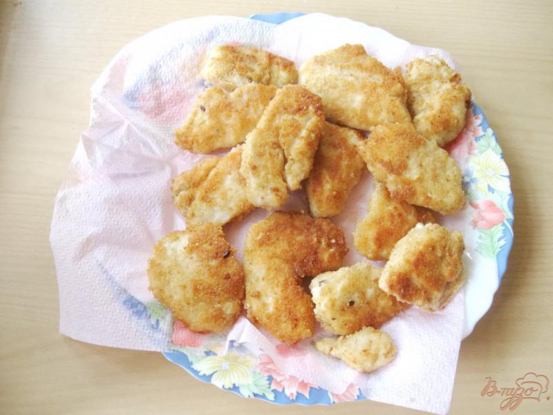 Фото приготовление рецепта: Куриные наггетсы в панировочных сухарях шаг №7