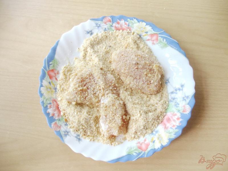Фото приготовление рецепта: Куриные наггетсы в панировочных сухарях шаг №5