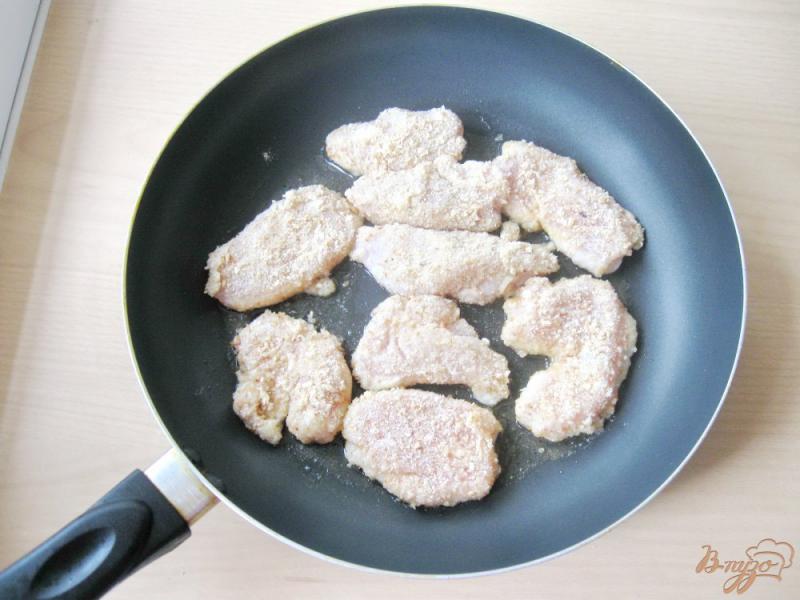Фото приготовление рецепта: Куриные наггетсы в панировочных сухарях шаг №6