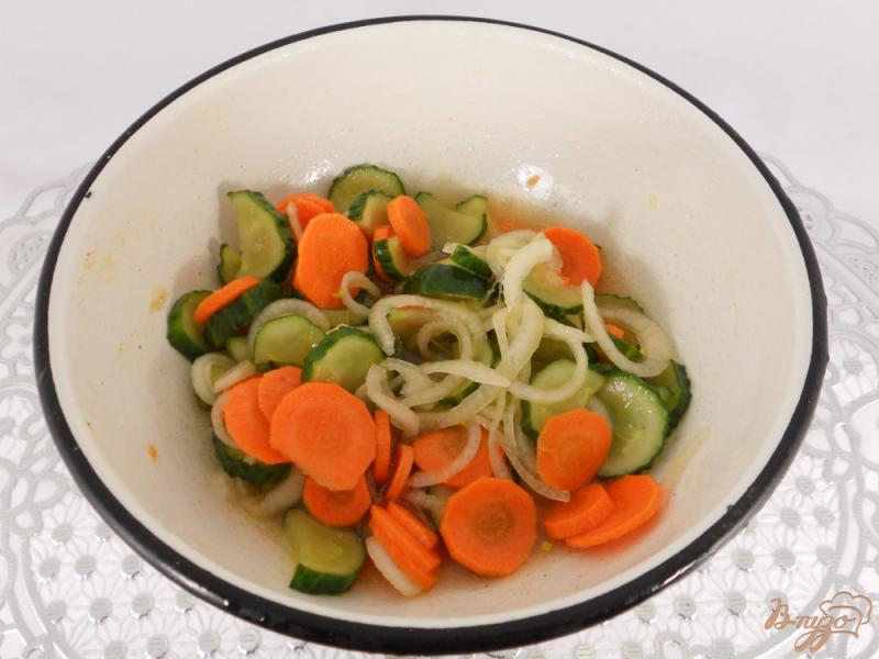 Фото приготовление рецепта: Салат из огурцов и моркови маринованный шаг №4