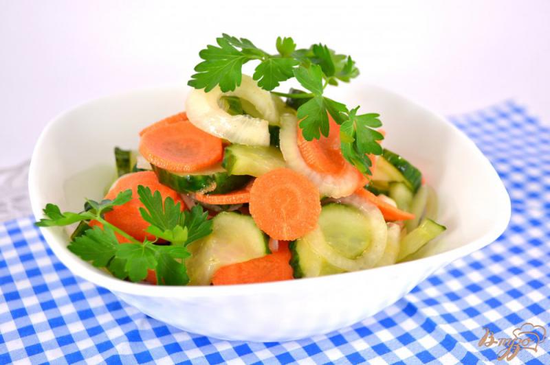 Фото приготовление рецепта: Салат из огурцов и моркови маринованный шаг №5