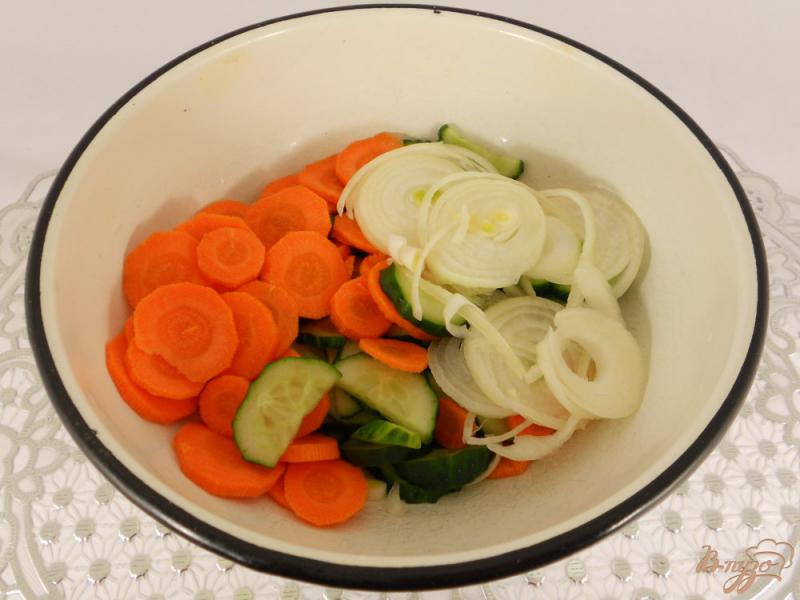 Фото приготовление рецепта: Салат из огурцов и моркови маринованный шаг №2