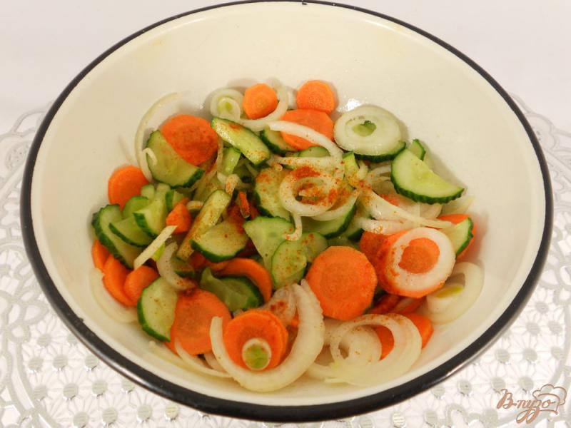 Фото приготовление рецепта: Салат из огурцов и моркови маринованный шаг №3