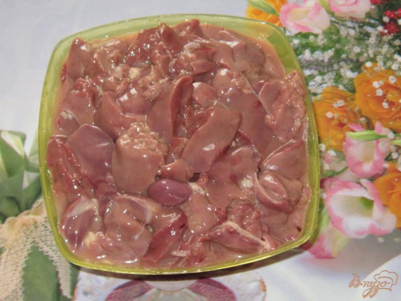 Фото приготовление рецепта: Куриная печень тушенная в сметанно-сырном соусе шаг №1