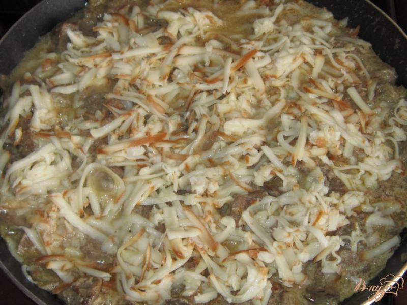 Фото приготовление рецепта: Куриная печень тушенная в сметанно-сырном соусе шаг №7