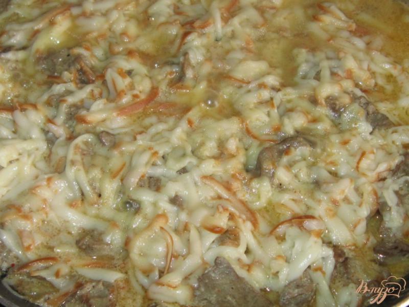 Фото приготовление рецепта: Куриная печень тушенная в сметанно-сырном соусе шаг №8
