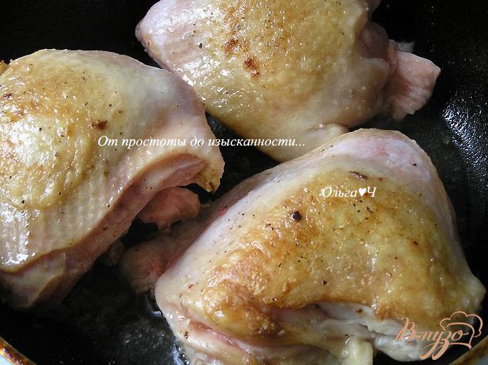 Фото приготовление рецепта: Курица с рисом и зеленым горошком шаг №2
