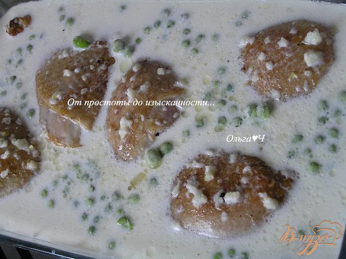 Фото приготовление рецепта: Курица с рисом и зеленым горошком шаг №5