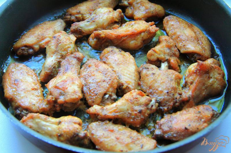 Фото приготовление рецепта: Куриные крылышки в маринаде с аджикой шаг №5