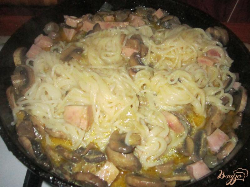 Фото приготовление рецепта: Спагетти с грибами и ветчиной шаг №5