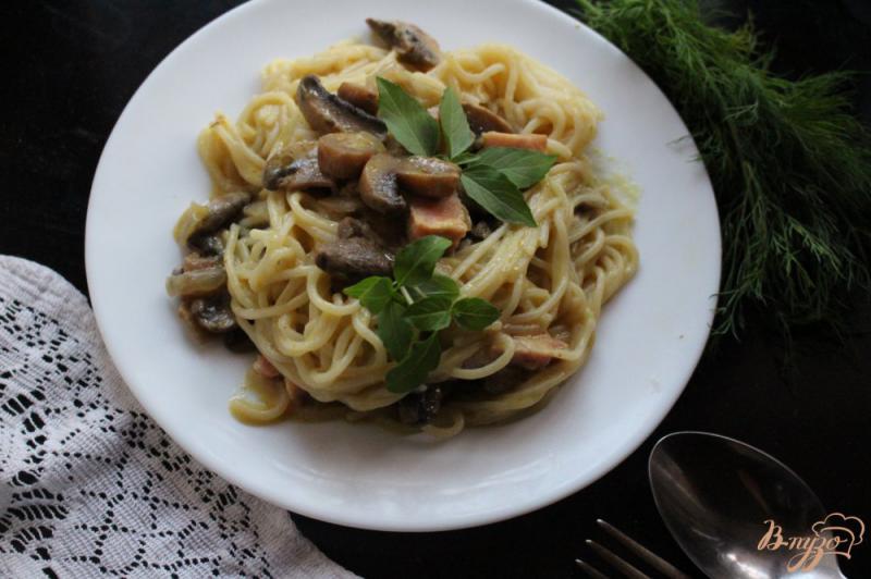 Фото приготовление рецепта: Спагетти с грибами и ветчиной шаг №6