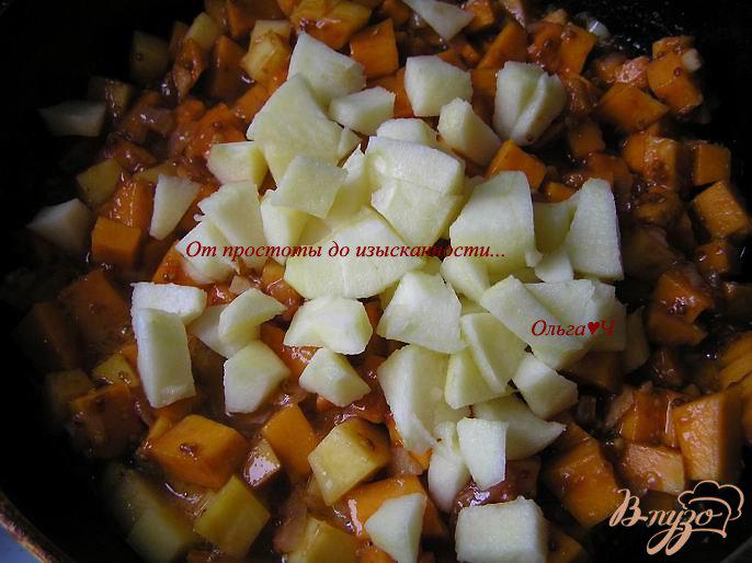 Фото приготовление рецепта: Фасоль с тыквой и яблоком шаг №3