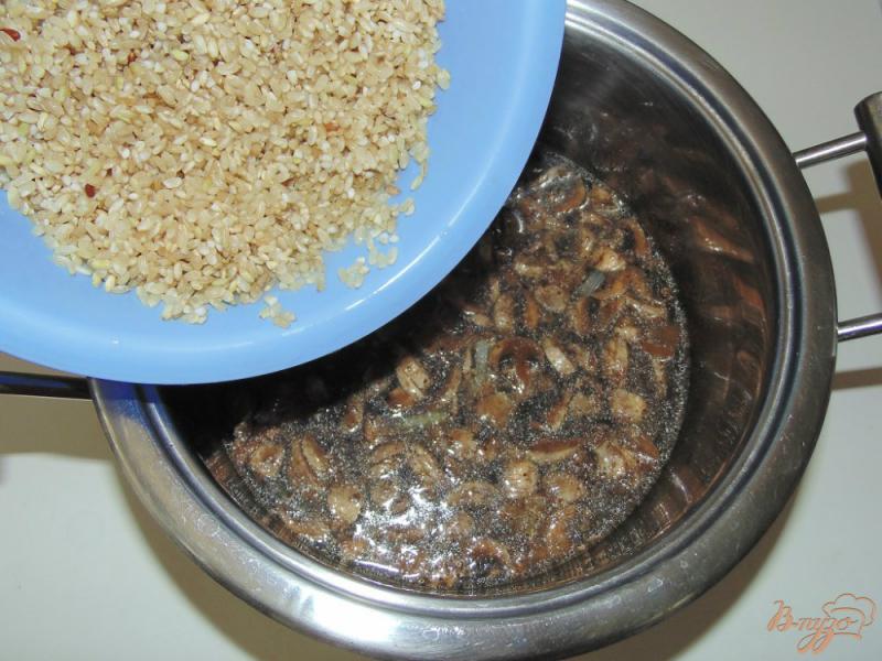 Фото приготовление рецепта: Бурый рис с шампиньонами шаг №4