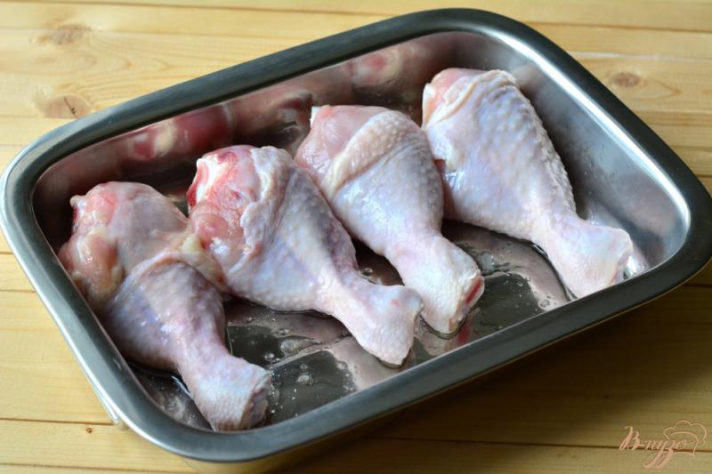 Фото приготовление рецепта: Куриные голени в майонезно-укропном соусе шаг №3