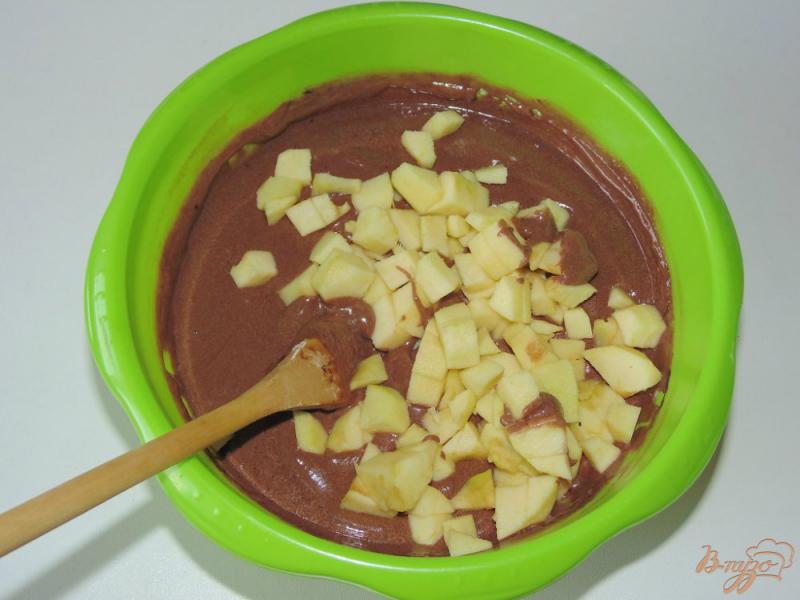Фото приготовление рецепта: Шоколадный пирог с яблоками на сметанном тесте шаг №4