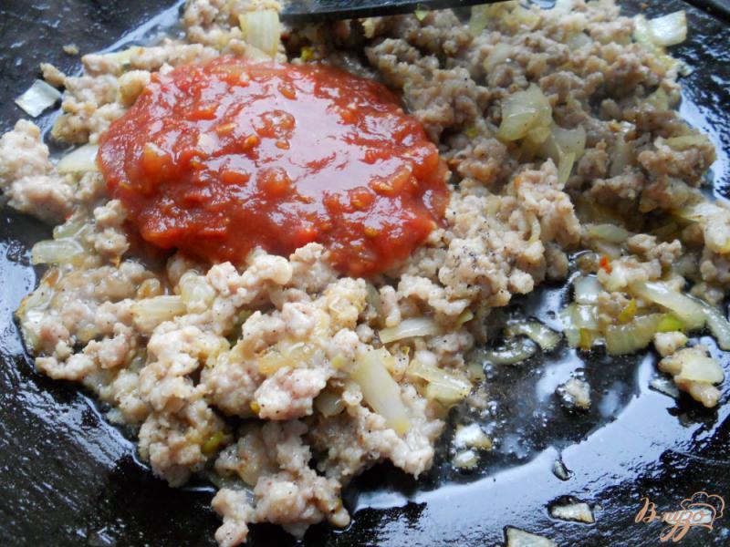 Фото приготовление рецепта: Макароны со свиным фаршем и томатным соусом шаг №4