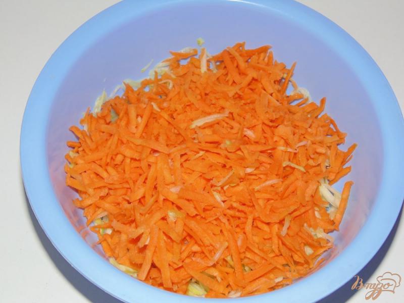 Фото приготовление рецепта: Оладьи из кабачка с морковью и луком шаг №2