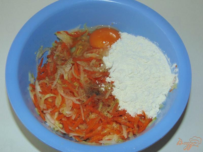 Фото приготовление рецепта: Оладьи из кабачка с морковью и луком шаг №4