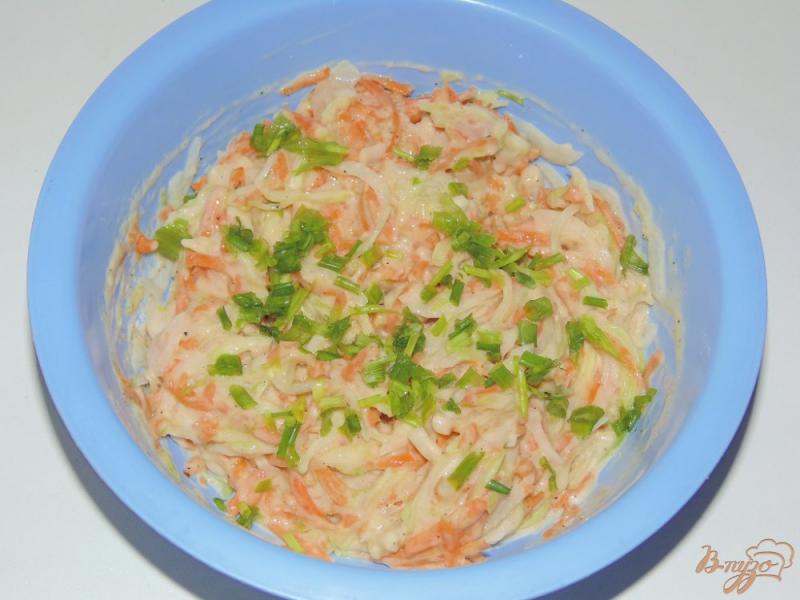 Фото приготовление рецепта: Оладьи из кабачка с морковью и луком шаг №5