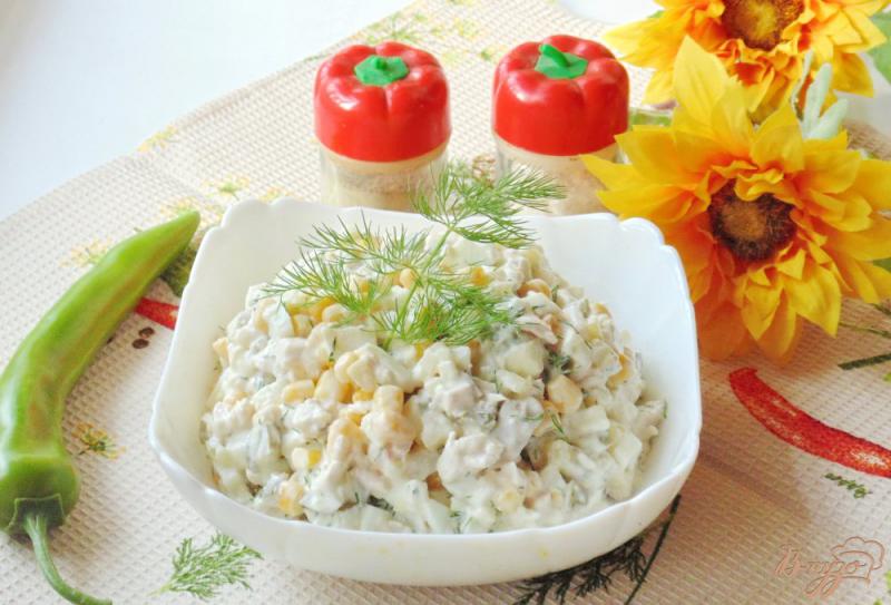 Фото приготовление рецепта: Салат с куриной грудкой и кукурузой шаг №9