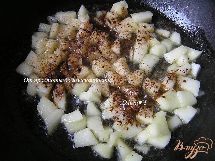Фото приготовление рецепта: Блинчики с яблоками и корицей в сметанном креме шаг №3