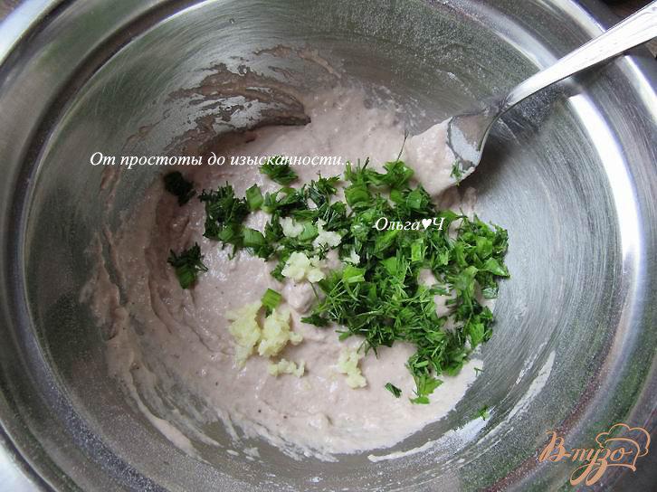 Фото приготовление рецепта: Лепешка с зеленью и адыгейской солью шаг №2