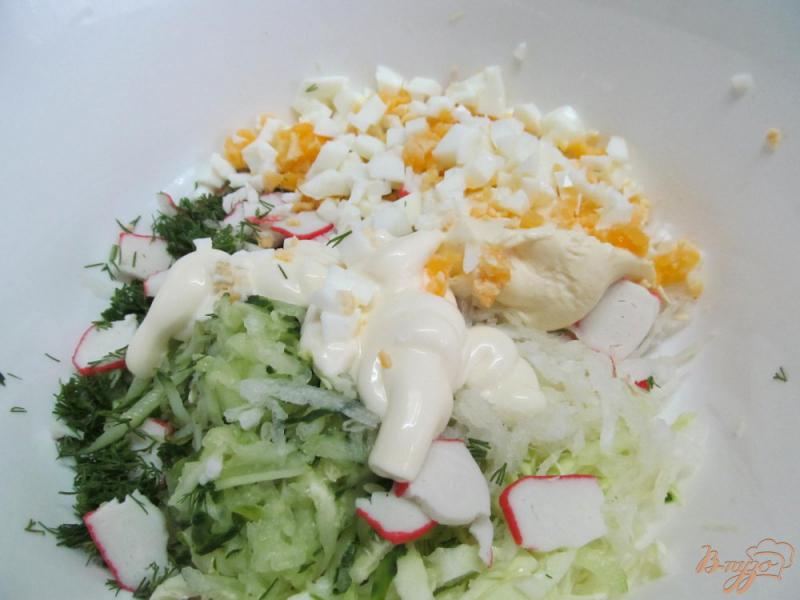 Фото приготовление рецепта: Салат из крабовых палочек с редькой шаг №4
