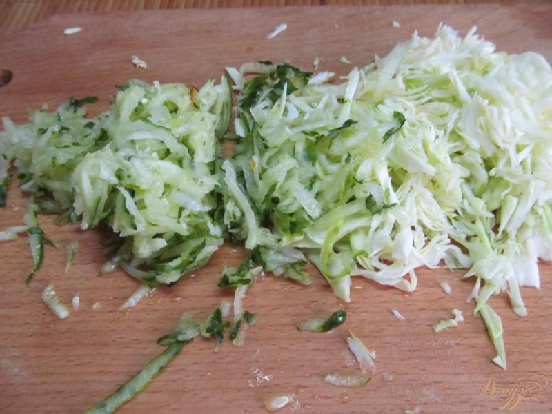 Фото приготовление рецепта: Салат из крабовых палочек с редькой шаг №2