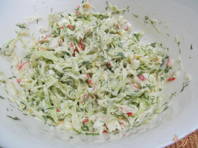 Фото приготовление рецепта: Салат из крабовых палочек с редькой шаг №5