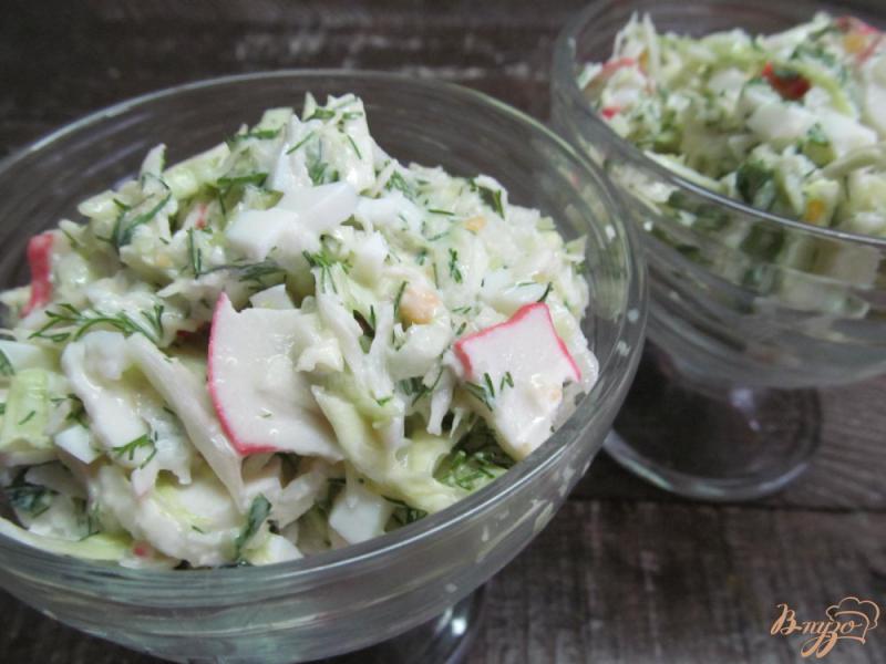 Фото приготовление рецепта: Салат из крабовых палочек с редькой шаг №6