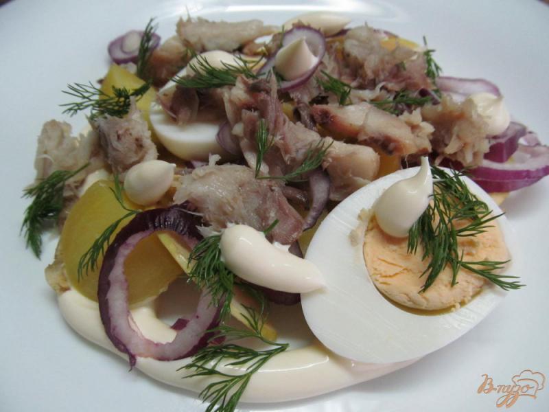 Фото приготовление рецепта: Салат из копченой рыбы шаг №3