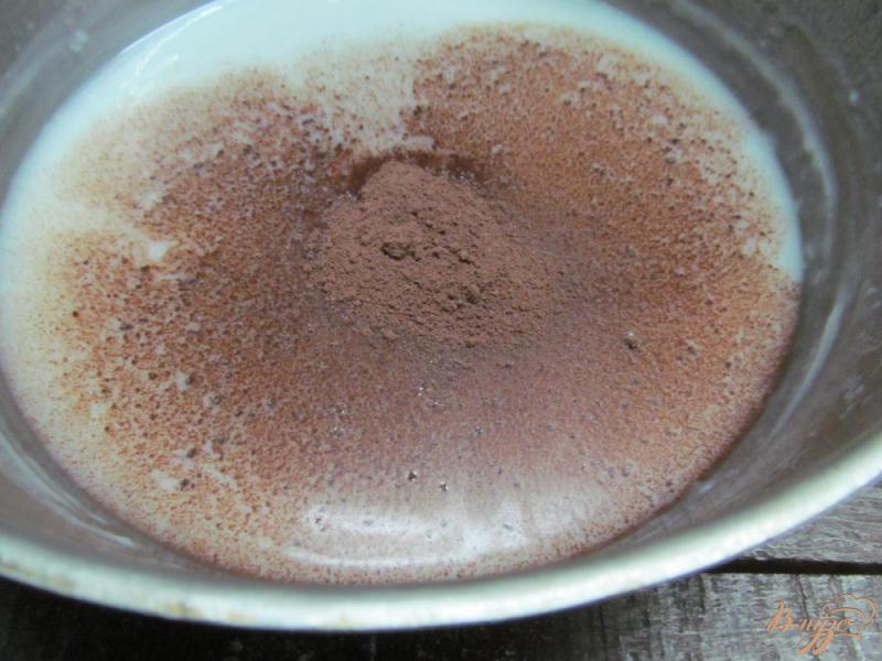 Фото приготовление рецепта: Десерт с клубникой из молочного желе шаг №3
