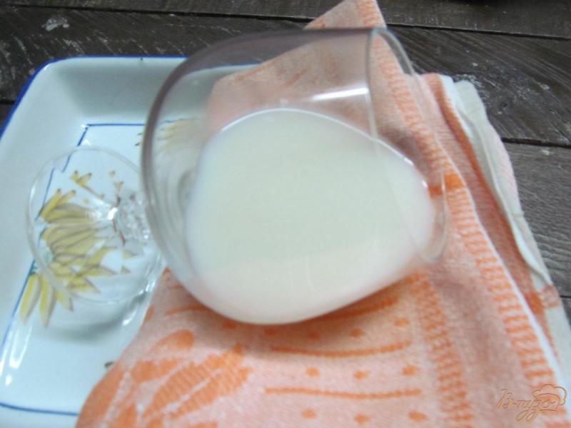 Фото приготовление рецепта: Десерт с клубникой из молочного желе шаг №2