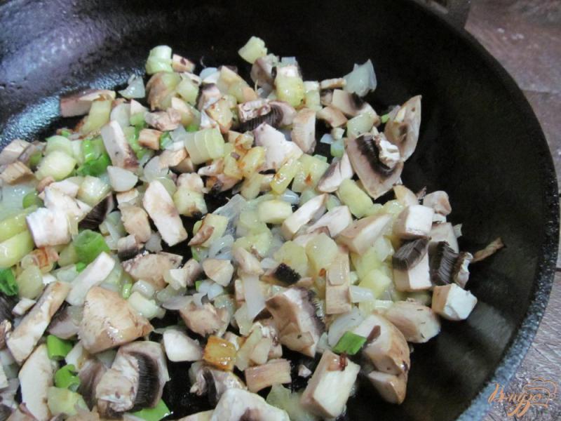 Фото приготовление рецепта: Кабачки фаршированные грибами шаг №3