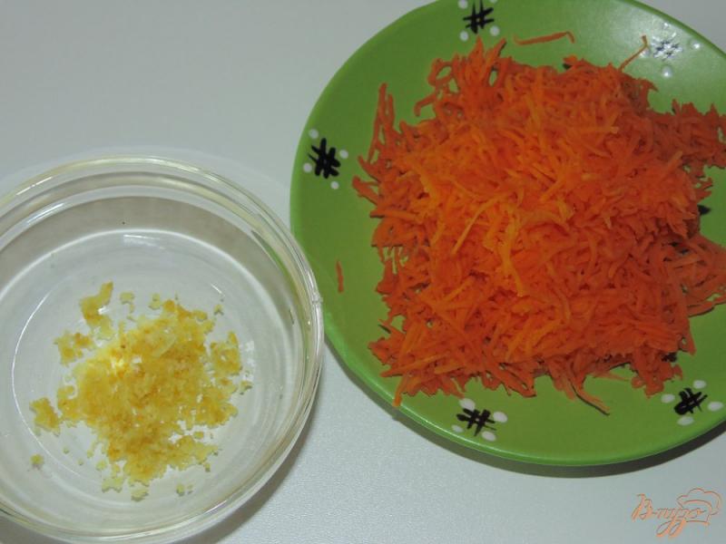Фото приготовление рецепта: Морковные кексы с лимонной цедрой шаг №1