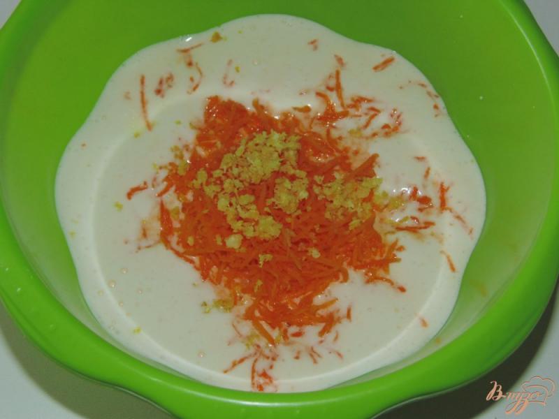 Фото приготовление рецепта: Морковные кексы с лимонной цедрой шаг №3