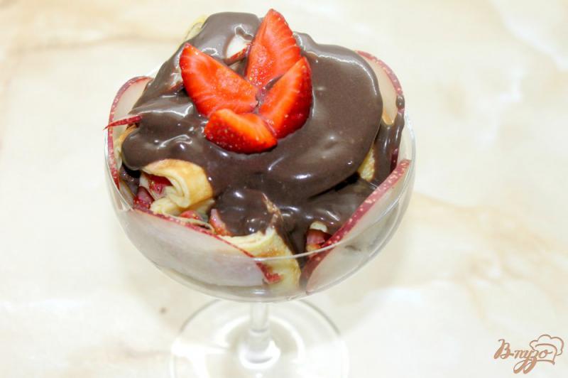 Фото приготовление рецепта: Блинный десерт с фруктами и шоколадом шаг №13