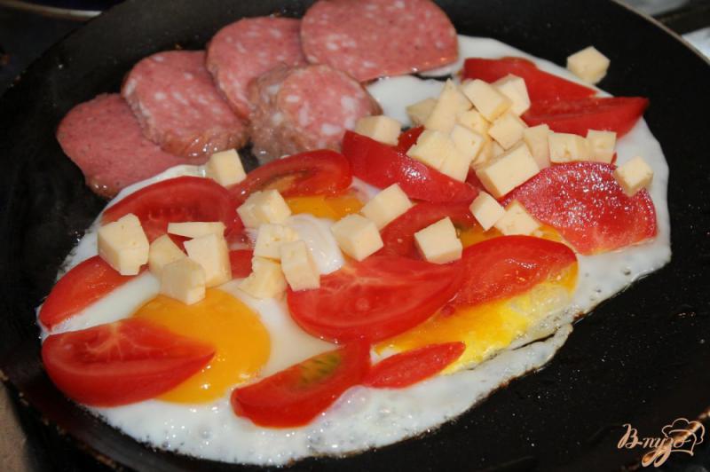 Фото приготовление рецепта: Яичница с сыром и помидорами шаг №4