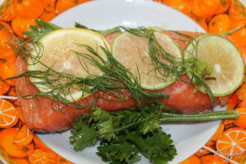 Фото приготовление рецепта: Маринованная красная рыба с лимоном и лаймом шаг №4